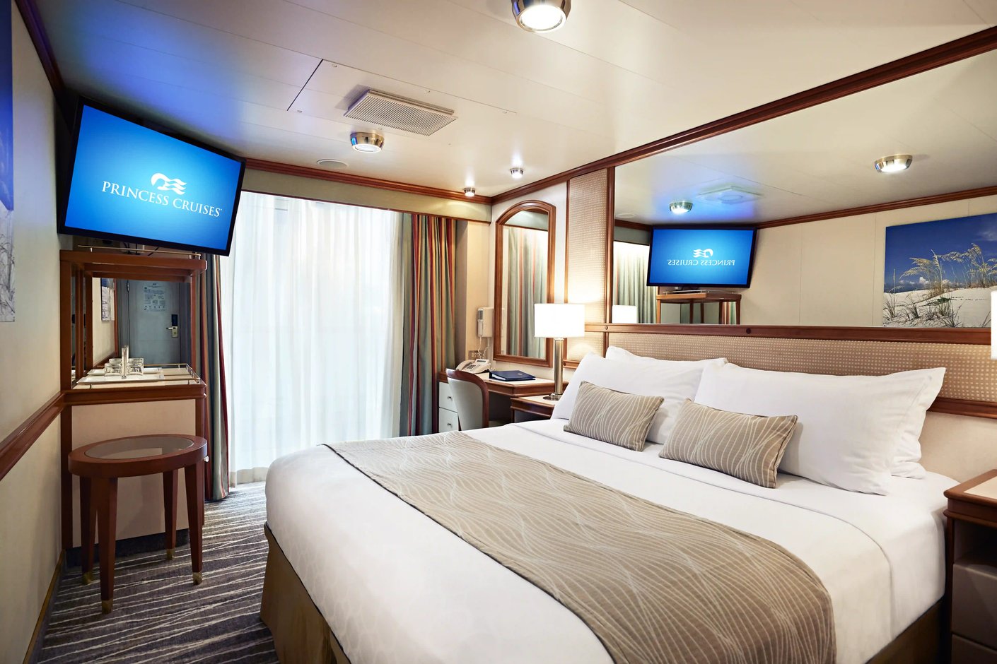 Balkonkabine mit Doppelbett und Sitzbereich auf der Majestic Princess