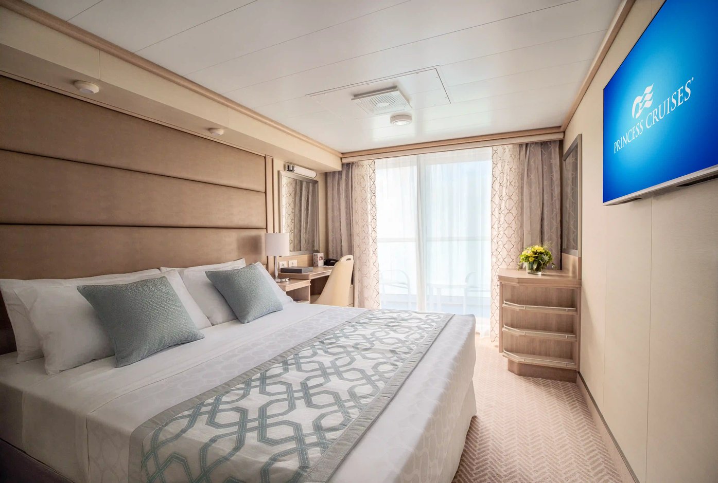Balkonkabine mit Doppelbett und Meerblick auf der Majestic Princess