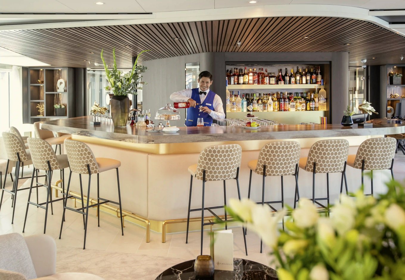 Panorama-Bar eines Flusskreuzfahrtschiffs mit Sitzbereich