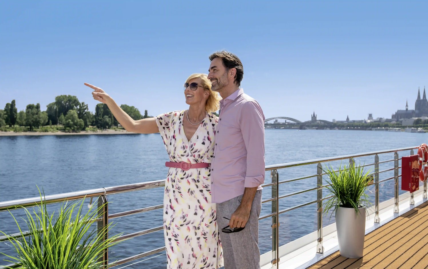 Gäste auf dem Sonnendeck eines Flusskreuzfahrtschiffs