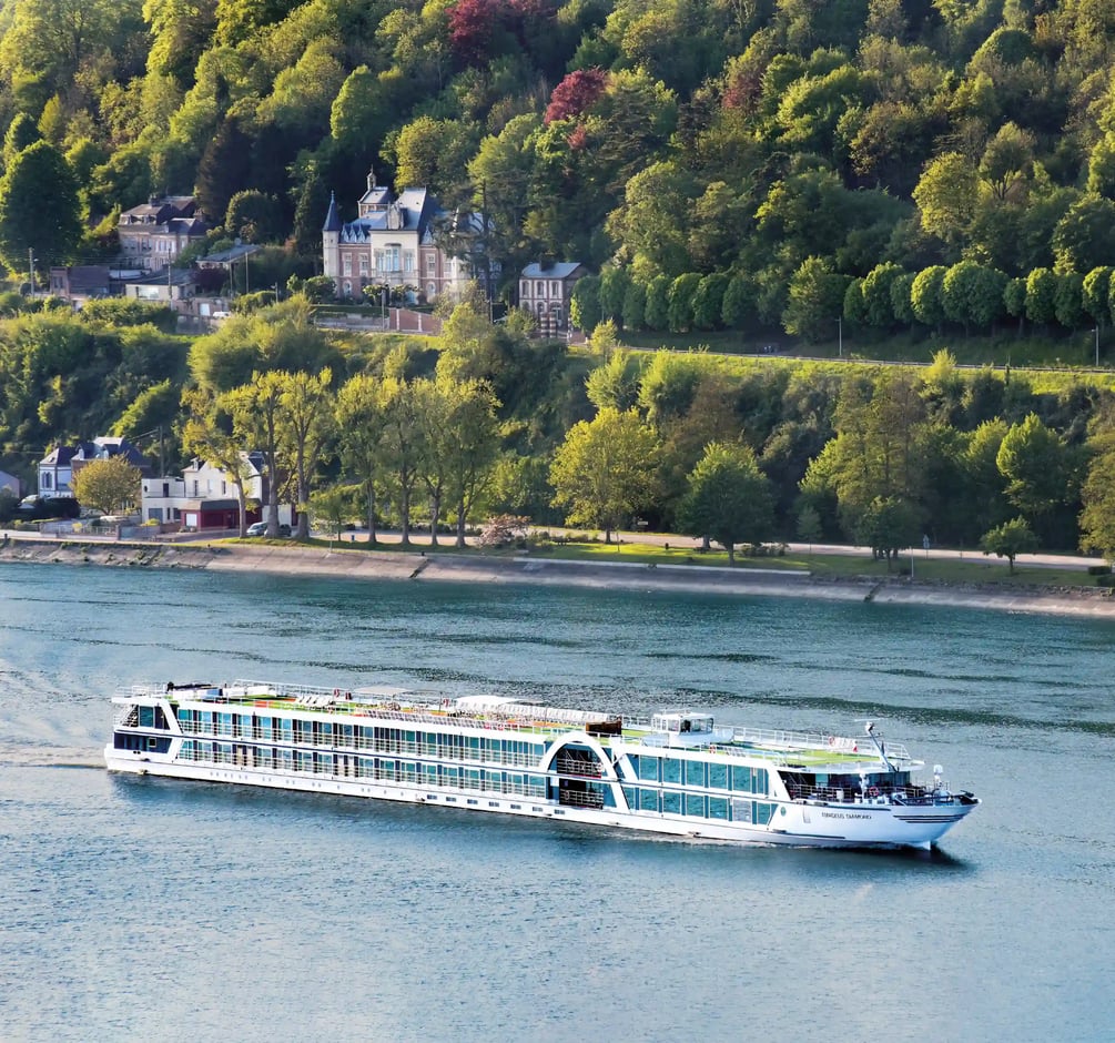 AMADEUS Diamond unterwegs vor malerischer Flusslandschaft mit historischem Schloss