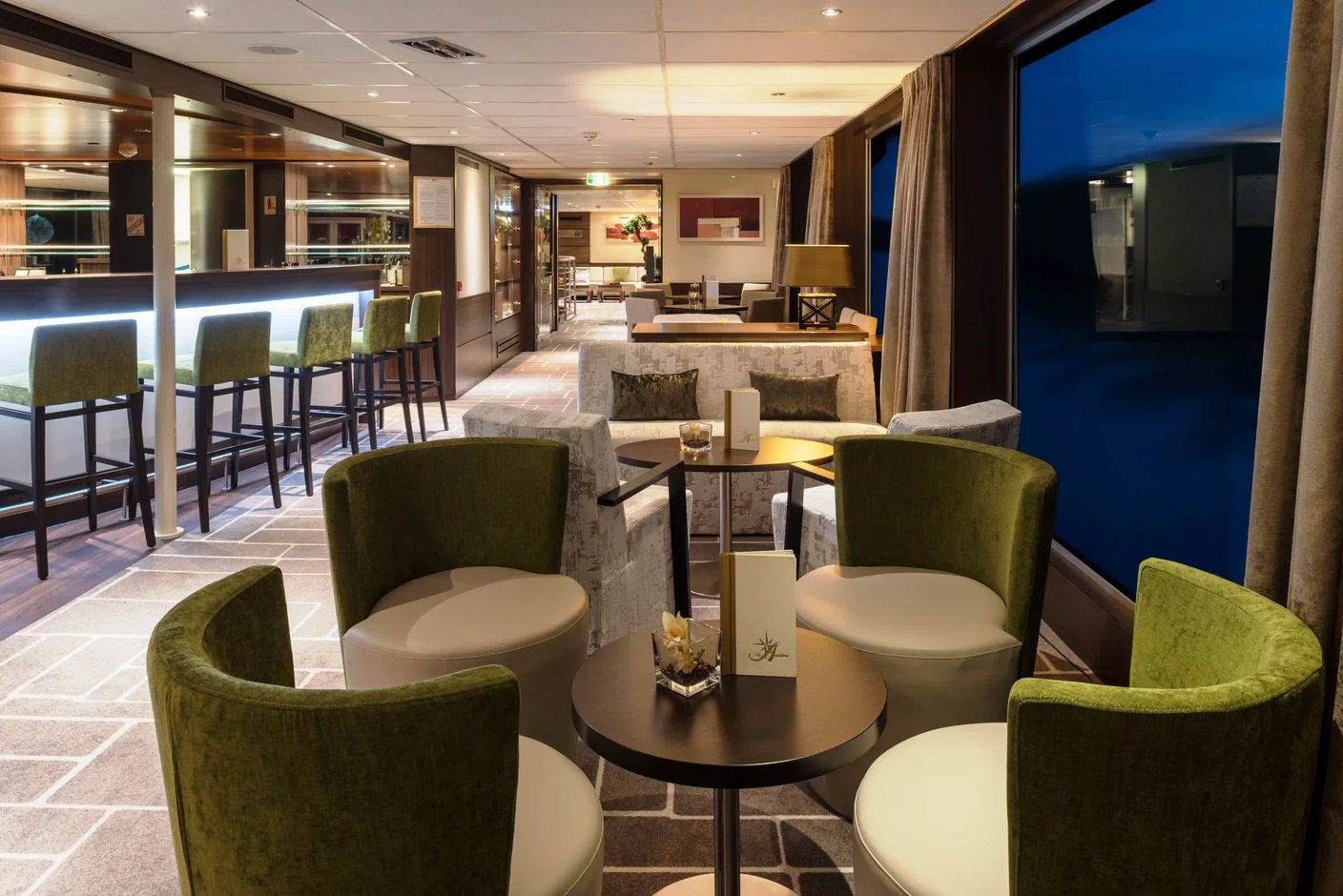 Moderne Lounge-Bar mit stilvollem Design und entspannter Atmosphäre