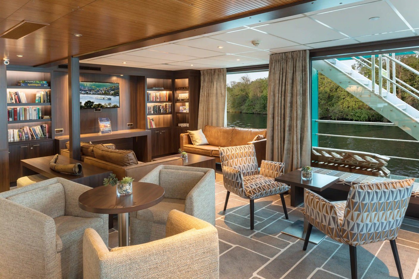 Stilvolle Bibliothek und gemütliche Lounge mit Flussblick