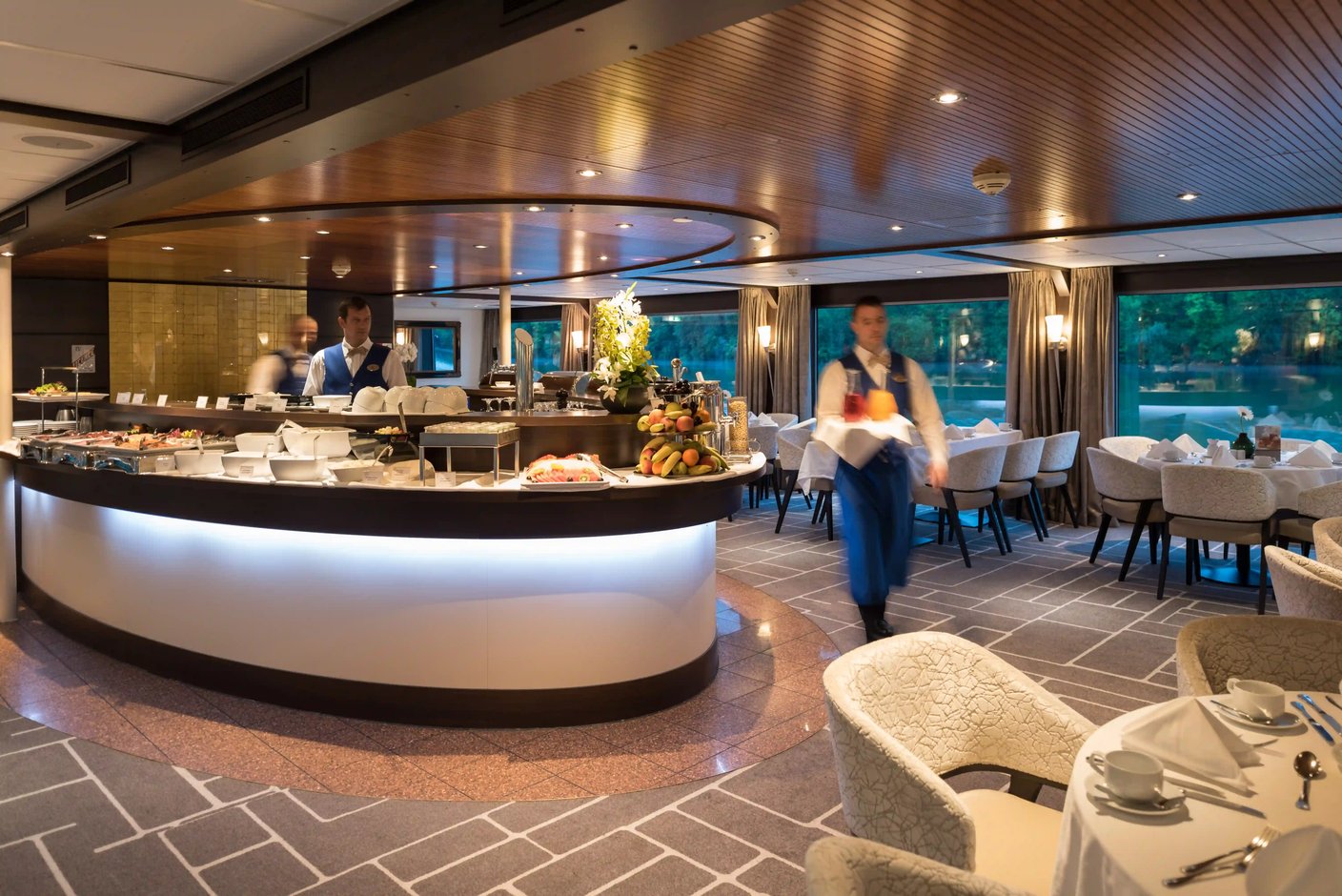 Vielfältiges Buffet im stilvollen Bordrestaurant