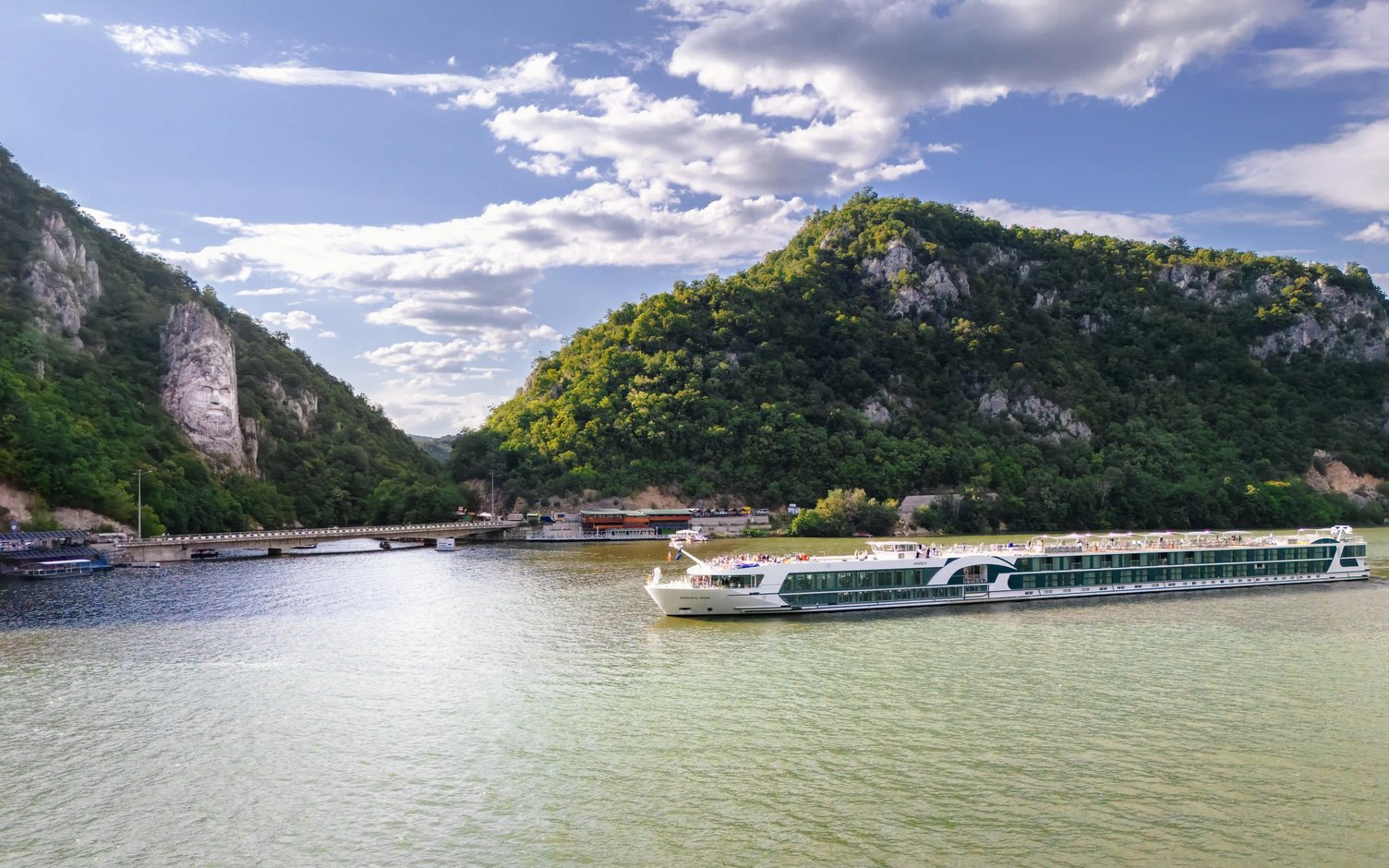 Flusskreuzfahrtschiff MS AMADEUS Nova auf dem Rhein zwischen bewaldeten Felsen