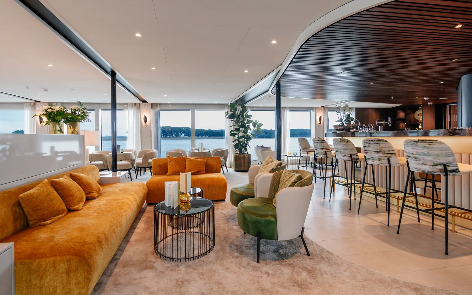 Panorama-Lounge mit Sesseln und grossen Fenstern