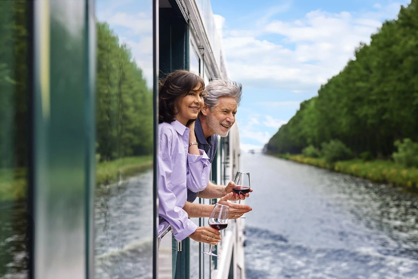 Paar an Bord eines Flusskreuzfahrtschiffs mit Blick auf den Fluss