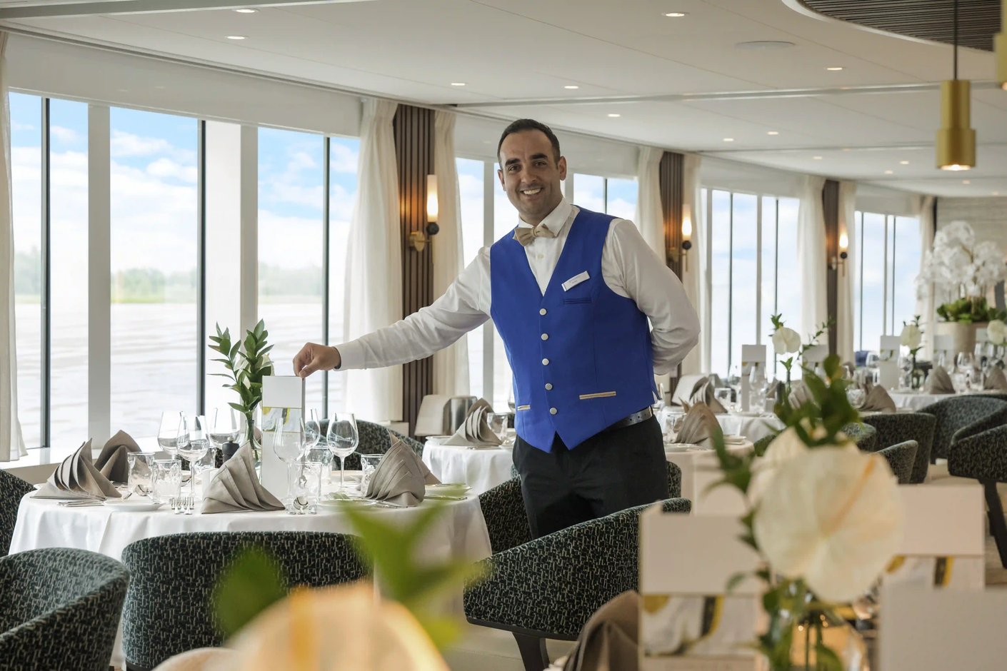 Servicekraft im Restaurant eines Flusskreuzfahrtschiffs