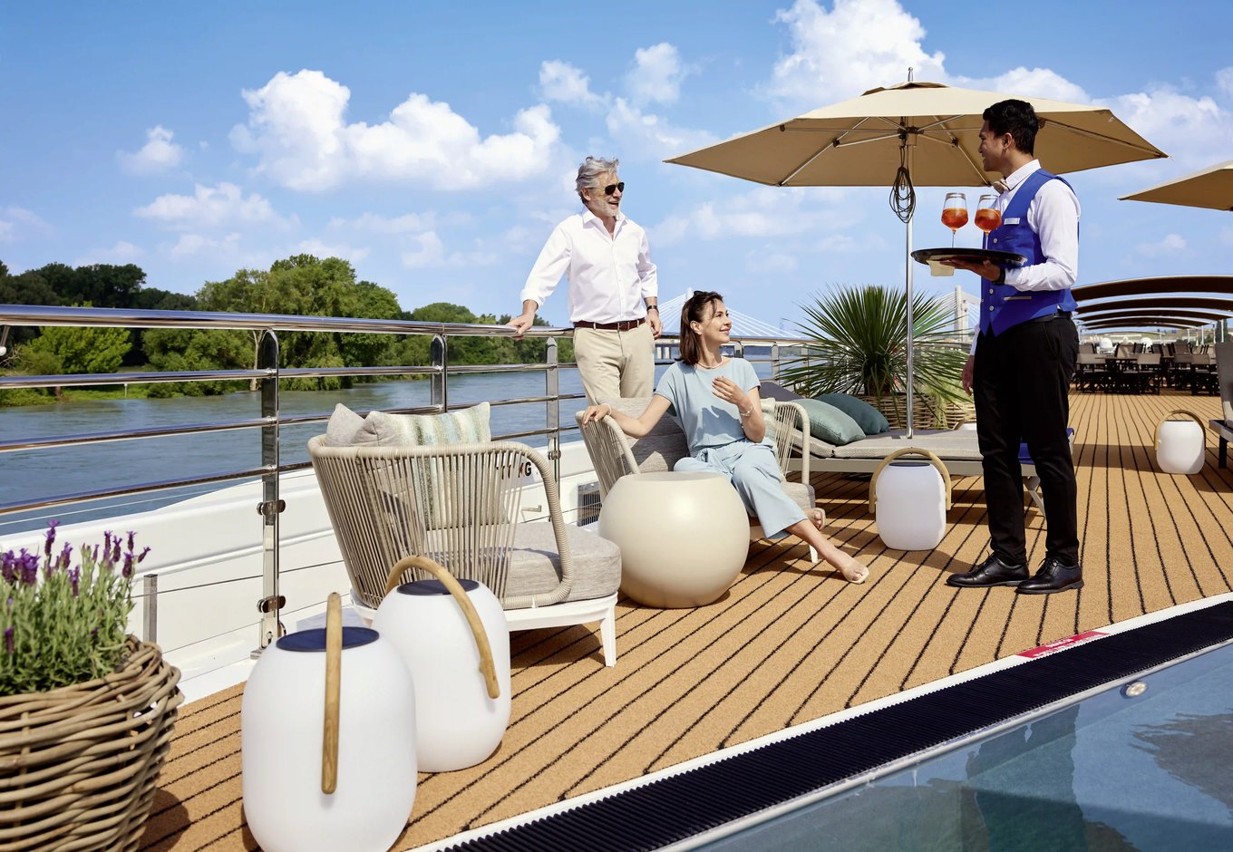 Servicekraft serviert Getränke auf dem Sonnendeck