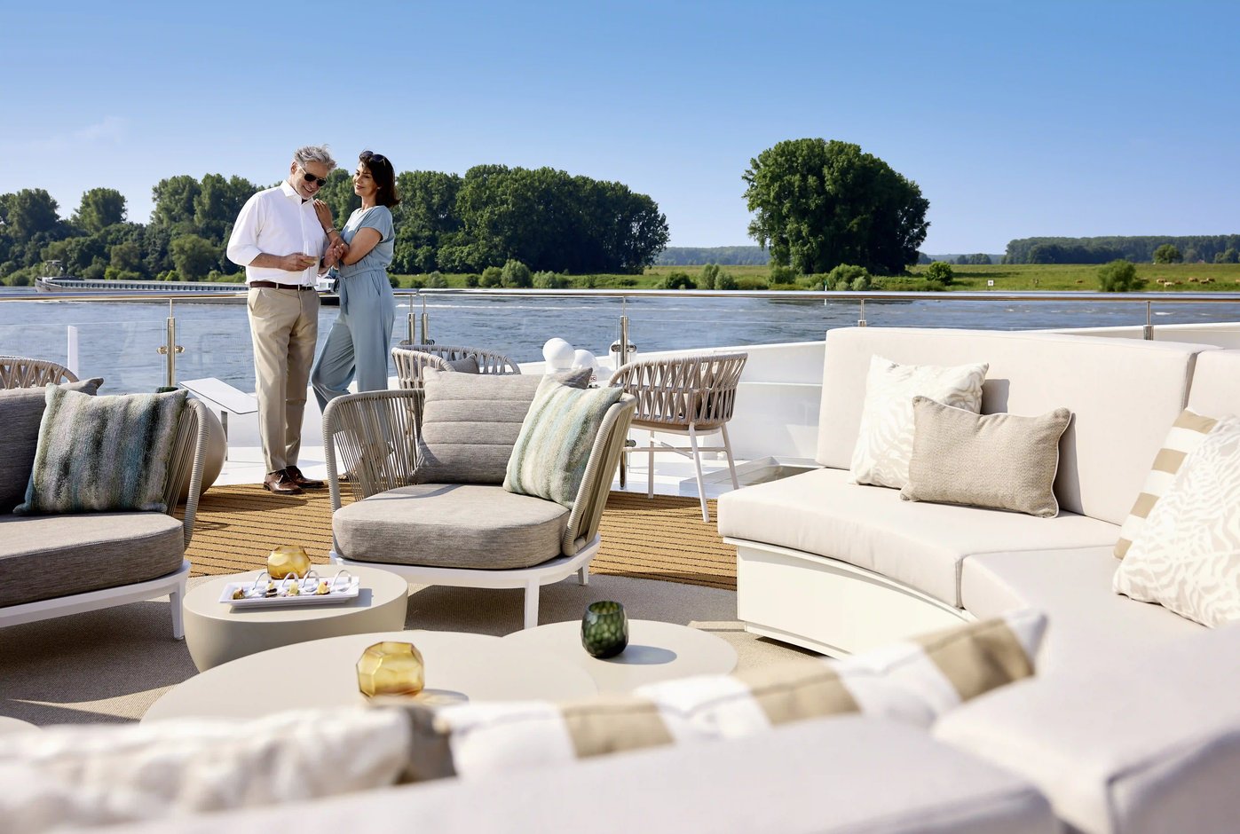 Eleganter Lounge-Bereich auf dem Sonnendeck