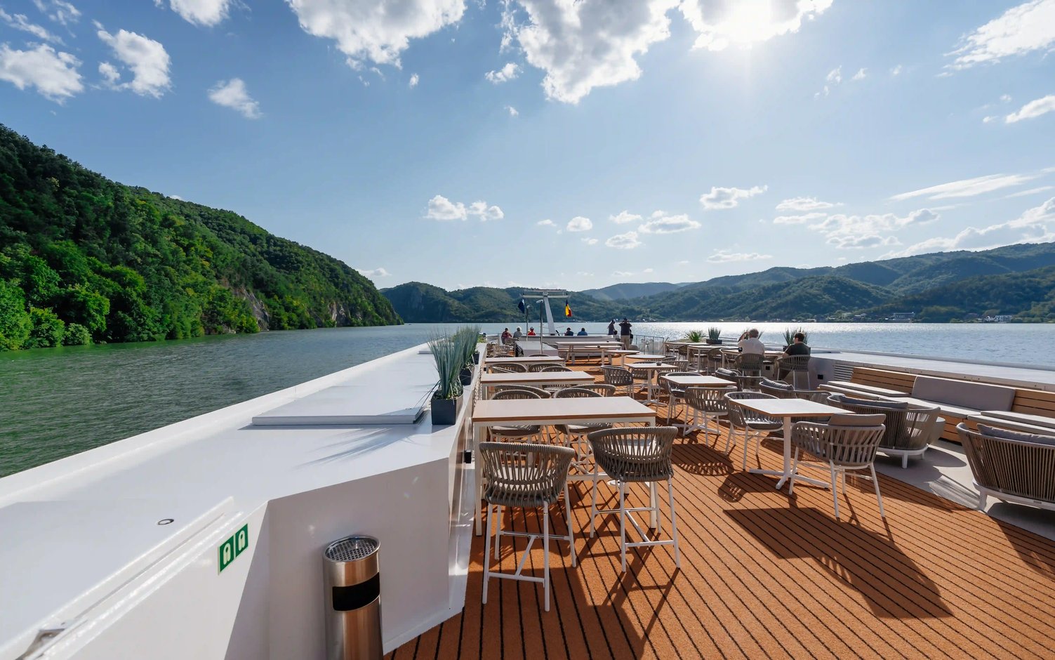 Weitläufiges Sonnendeck mit Panoramablick auf die Landschaft