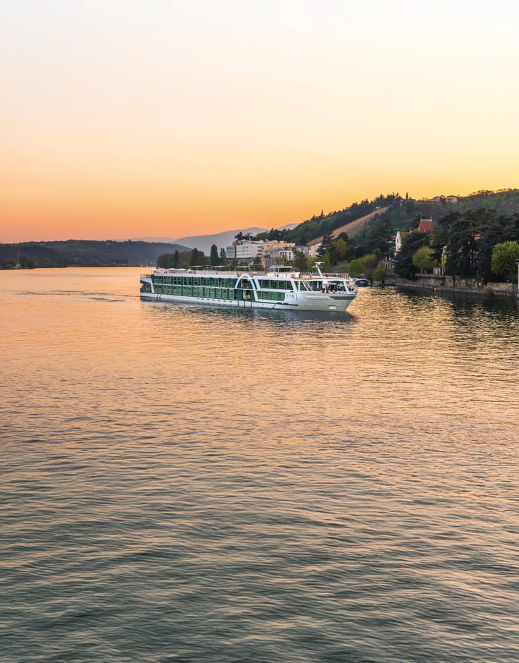 Modernes Flusskreuzfahrtschiff MS AMADEUS Provence in goldener Abendstimmung