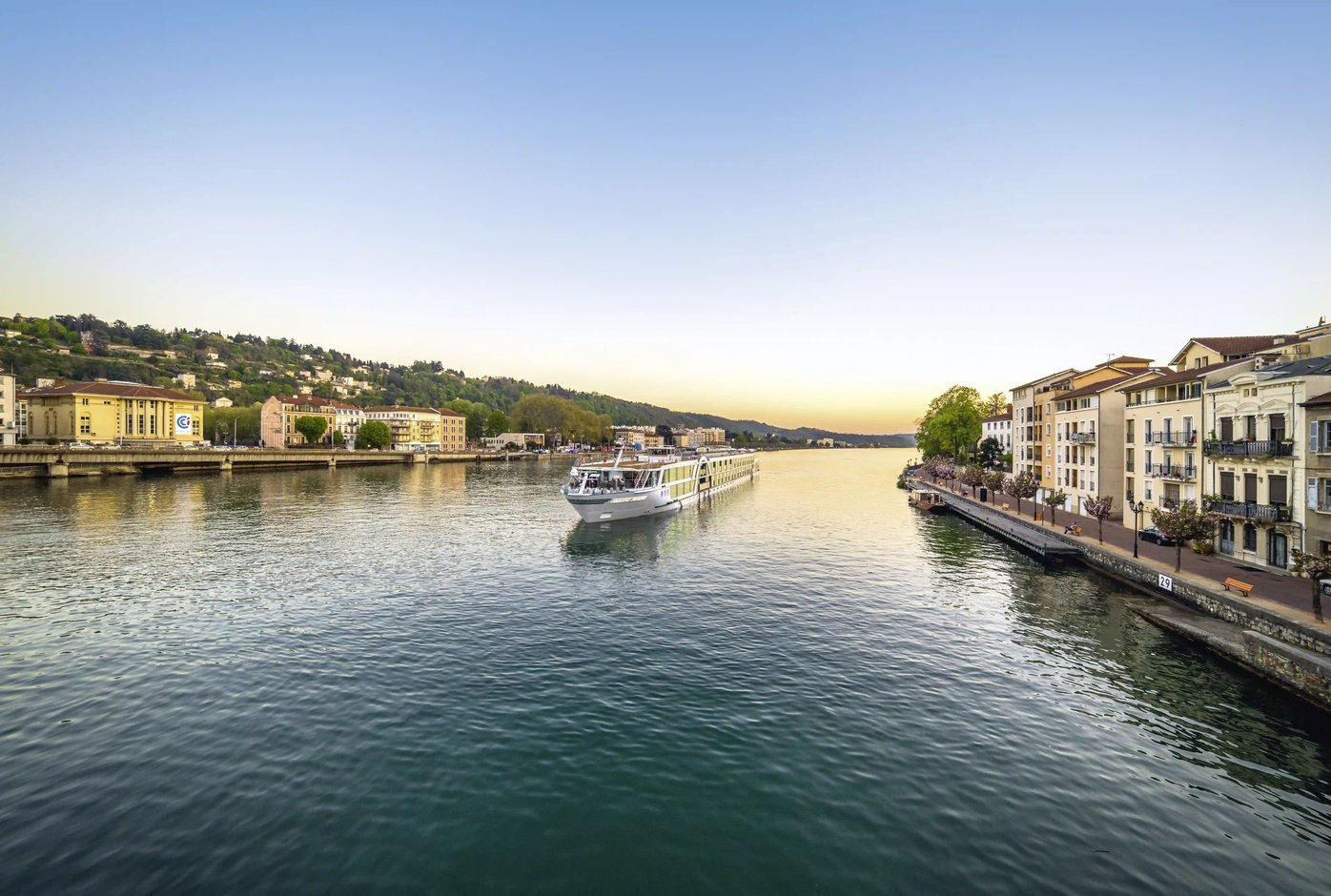 Kreuzfahrtschiff MS AMADEUS Provence auf dem Fluss mit Blick auf die Stadt bei Abendlicht