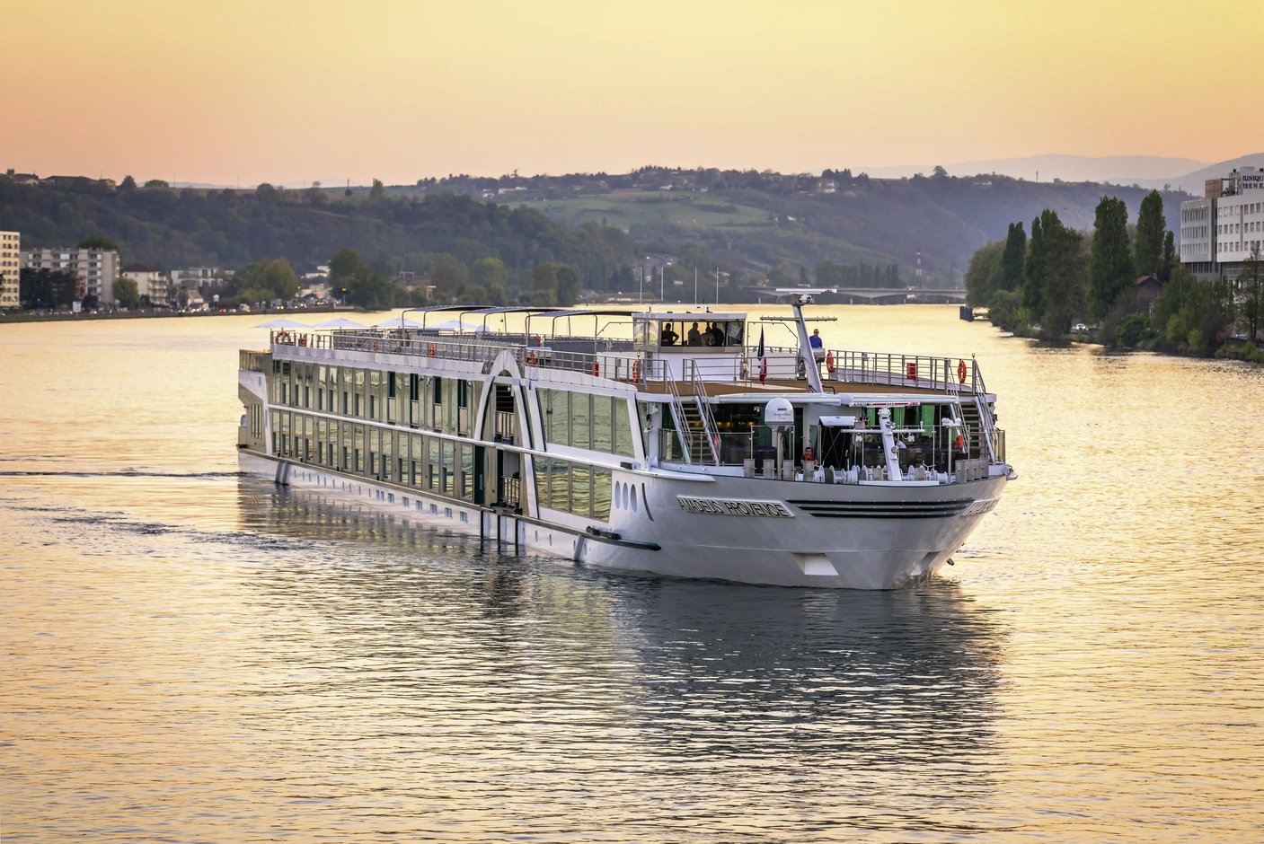 Flusskreuzfahrtschiff MS AMADEUS Provence bei Sonnenuntergang auf ruhigem Gewässer