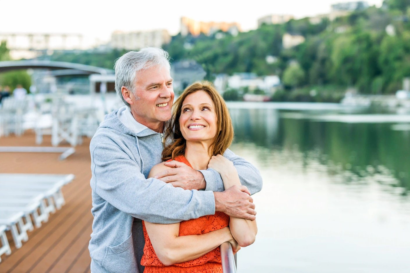 Entspanntes Paar auf dem Sonnendeck mit Blick auf die vorbeiziehende Landschaft