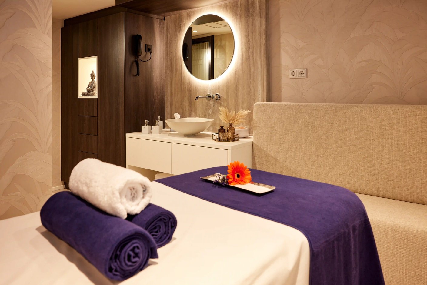 Stilvoller Massage- und Wellnessbereich für entspannte Momente an Bord