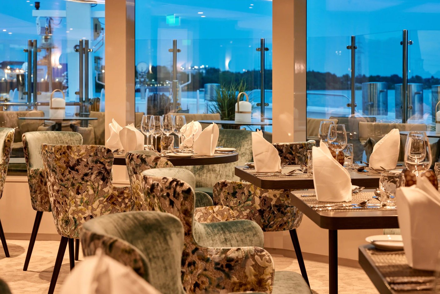 Stilvolles Panorama-Restaurant mit elegant gedeckten Tischen