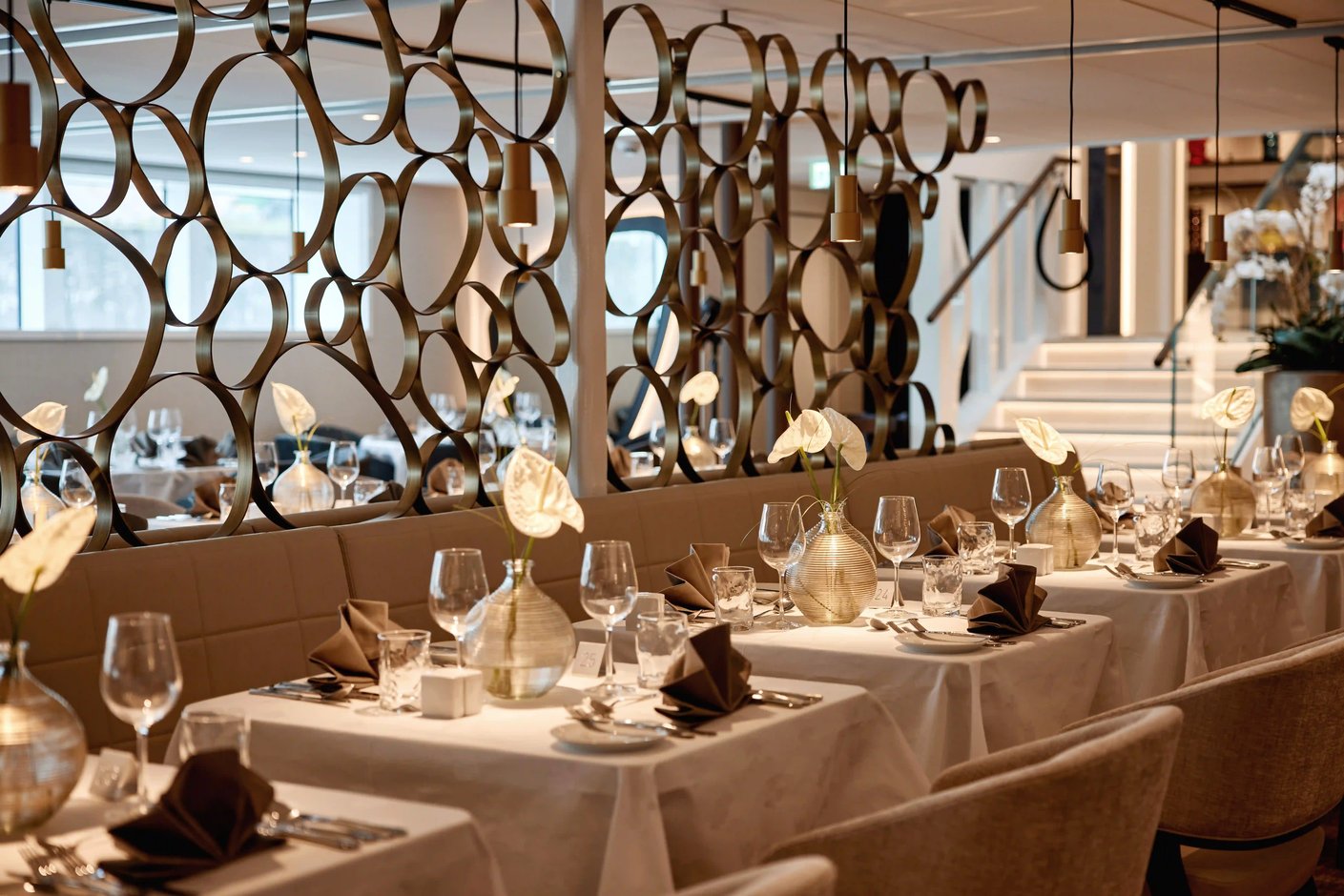 Stilvolles Panorama-Restaurant mit modernem Design und eleganter Tischkultur