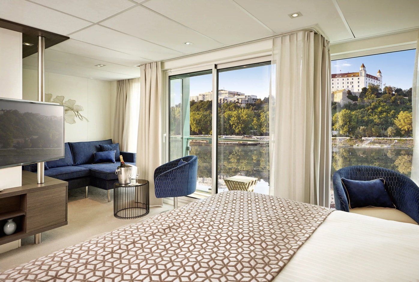 Elegante Suite mit separatem Wohnbereich und privatem Balkon mit Blick auf den Fluss