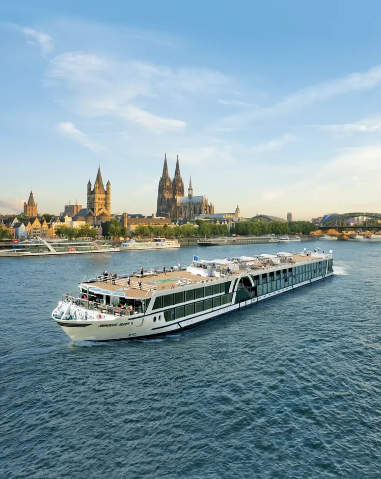Elegante Aussenansicht der Amadeus Silver II vor beeindruckender Stadtkulisse