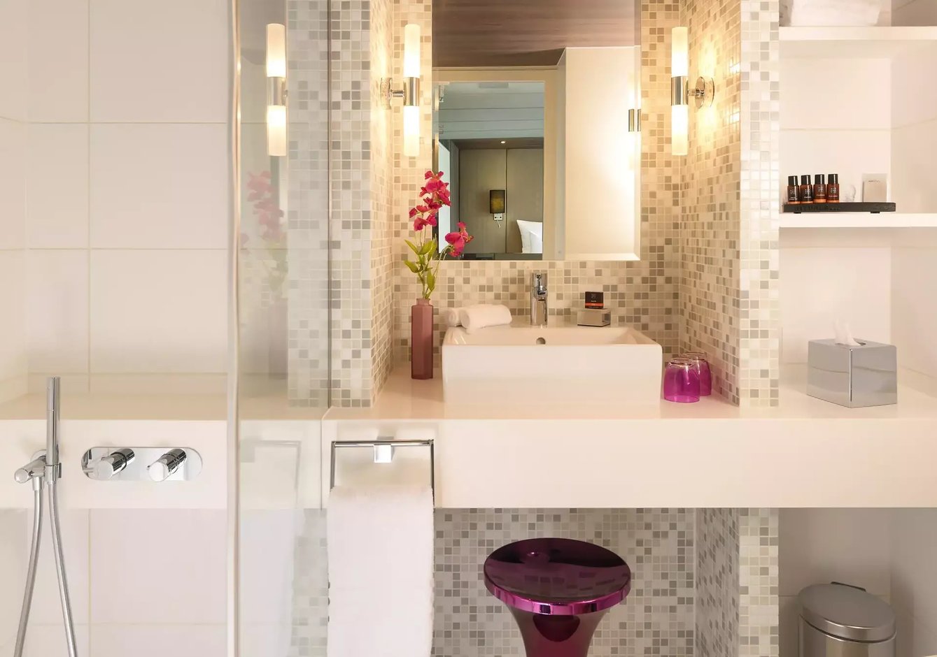 Modernes Badezimmer mit hochwertiger Ausstattung und stilvollem Design
