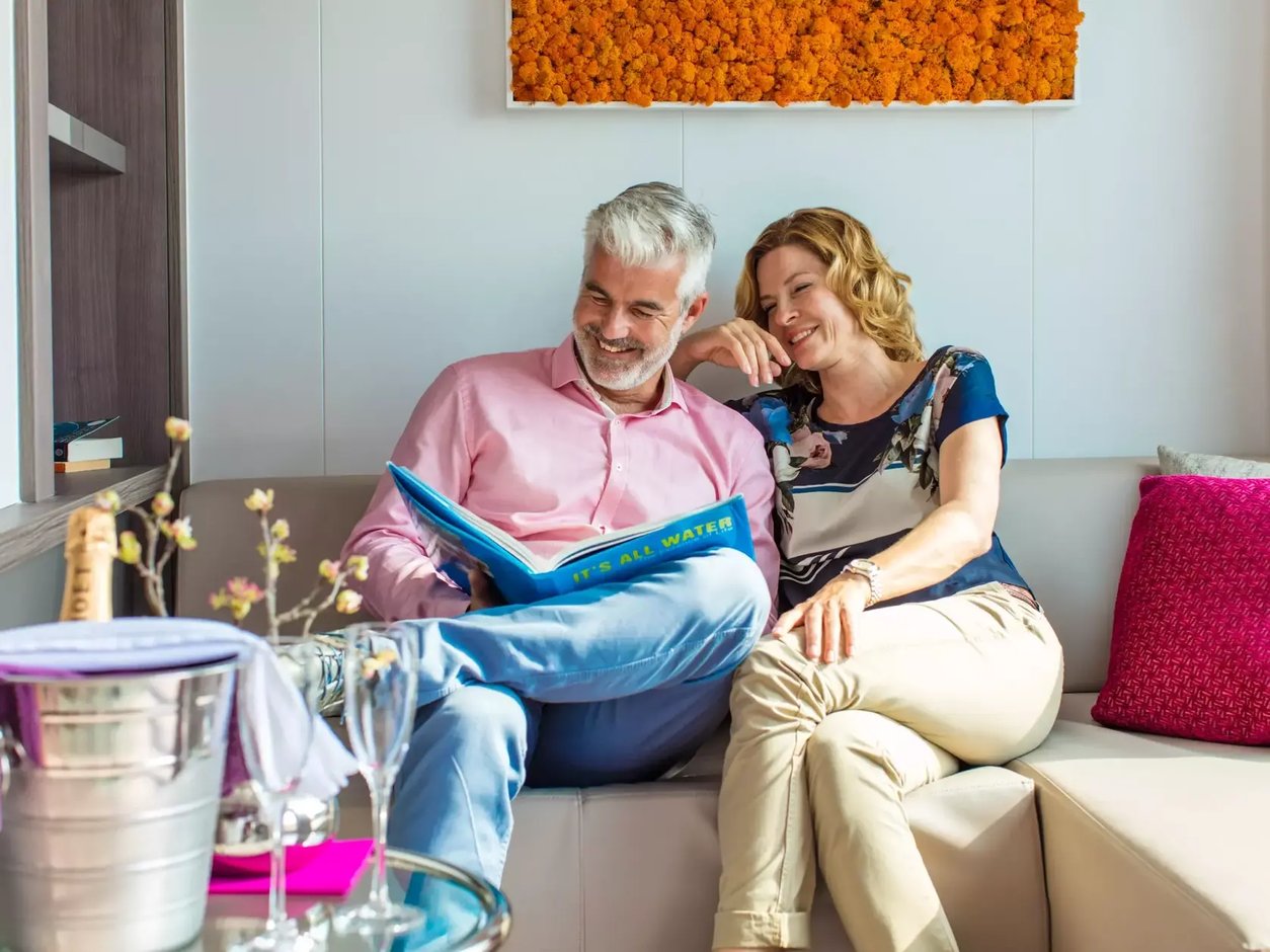 Gemütliche Lounge zum Entspannen und Geniessen der Reise