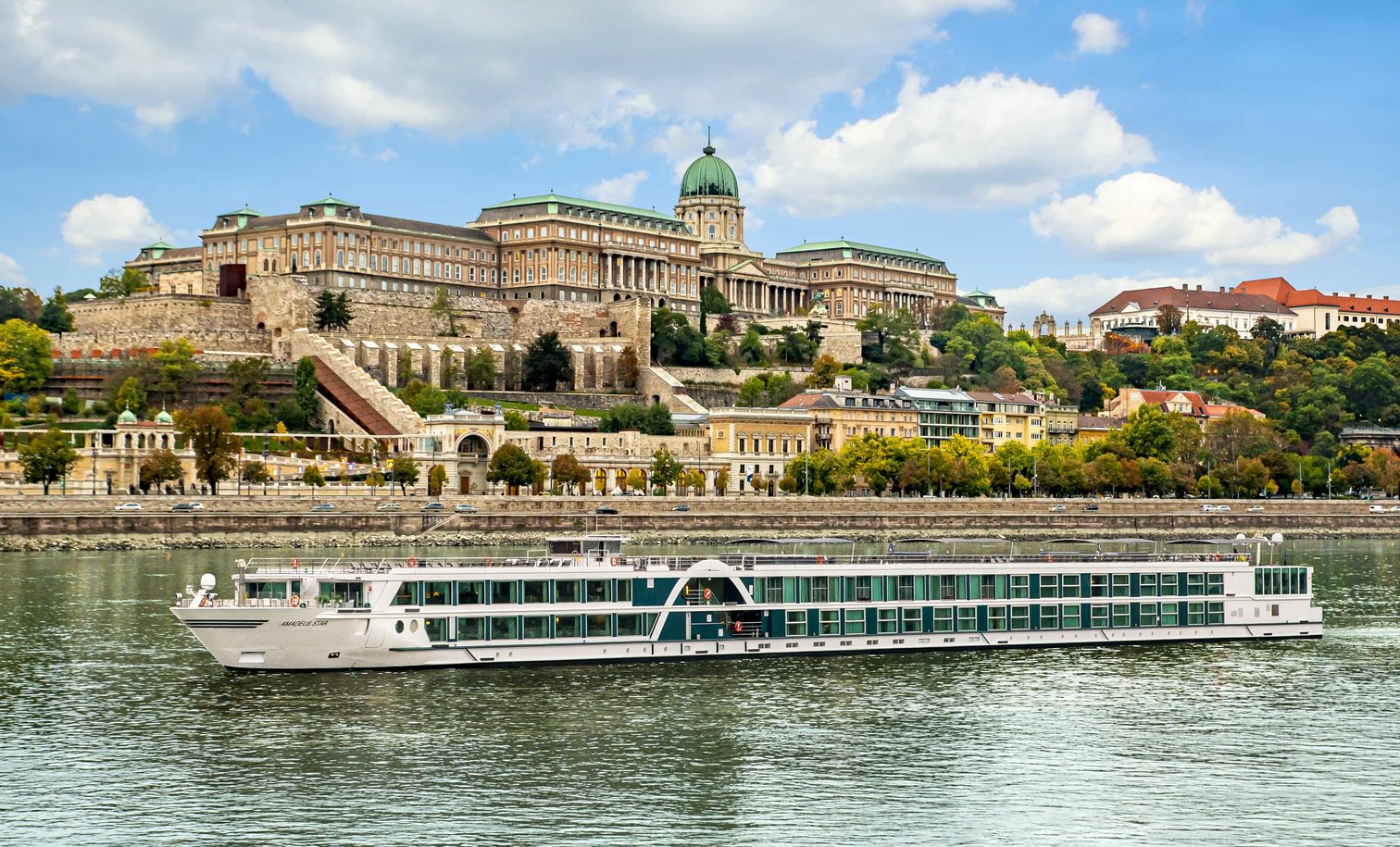 AMADEUS Star vor der eindrucksvollen Kulisse des ungarischen Parlaments in Budapest