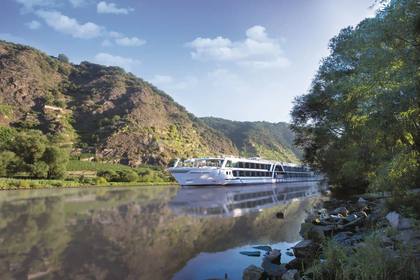 Frontansicht des AMADEUS Star auf ruhigem Fluss