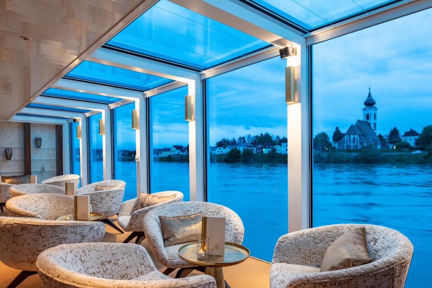 Elegante Panorama-Lounge mit gemütlichen Sitzgelegenheiten und Flussblick