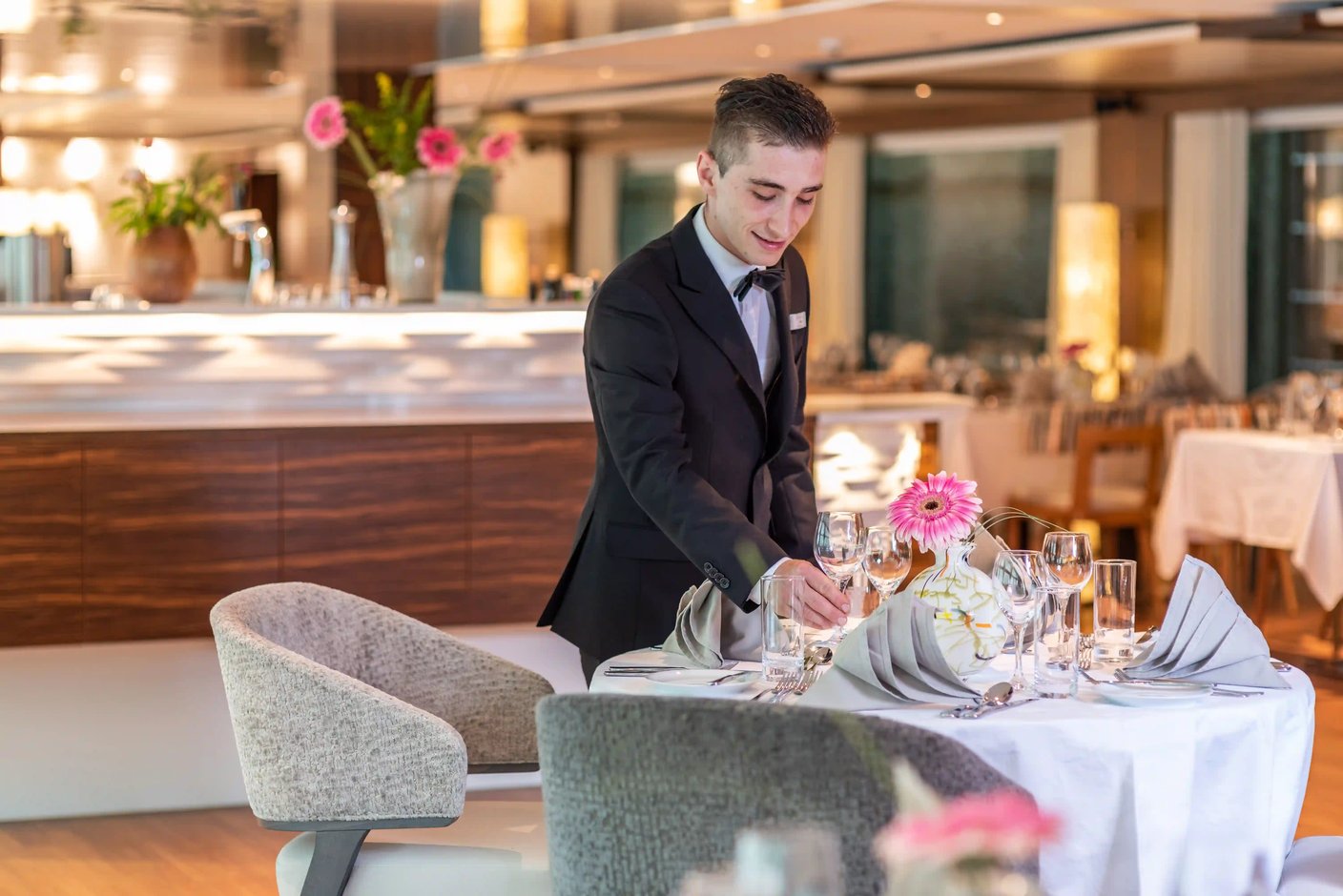 Aufmerksamer Service im eleganten Restaurant des AMADEUS Star