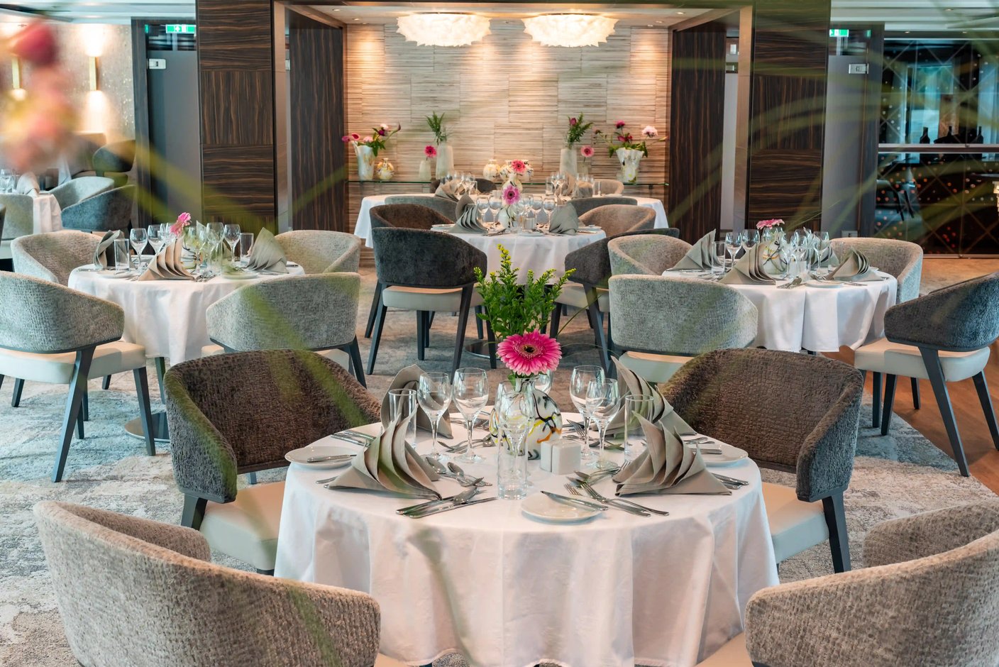 Elegantes Restaurant an Bord des AMADEUS Star mit stilvoll gedeckten Tischen und ruhiger Atmosphäre