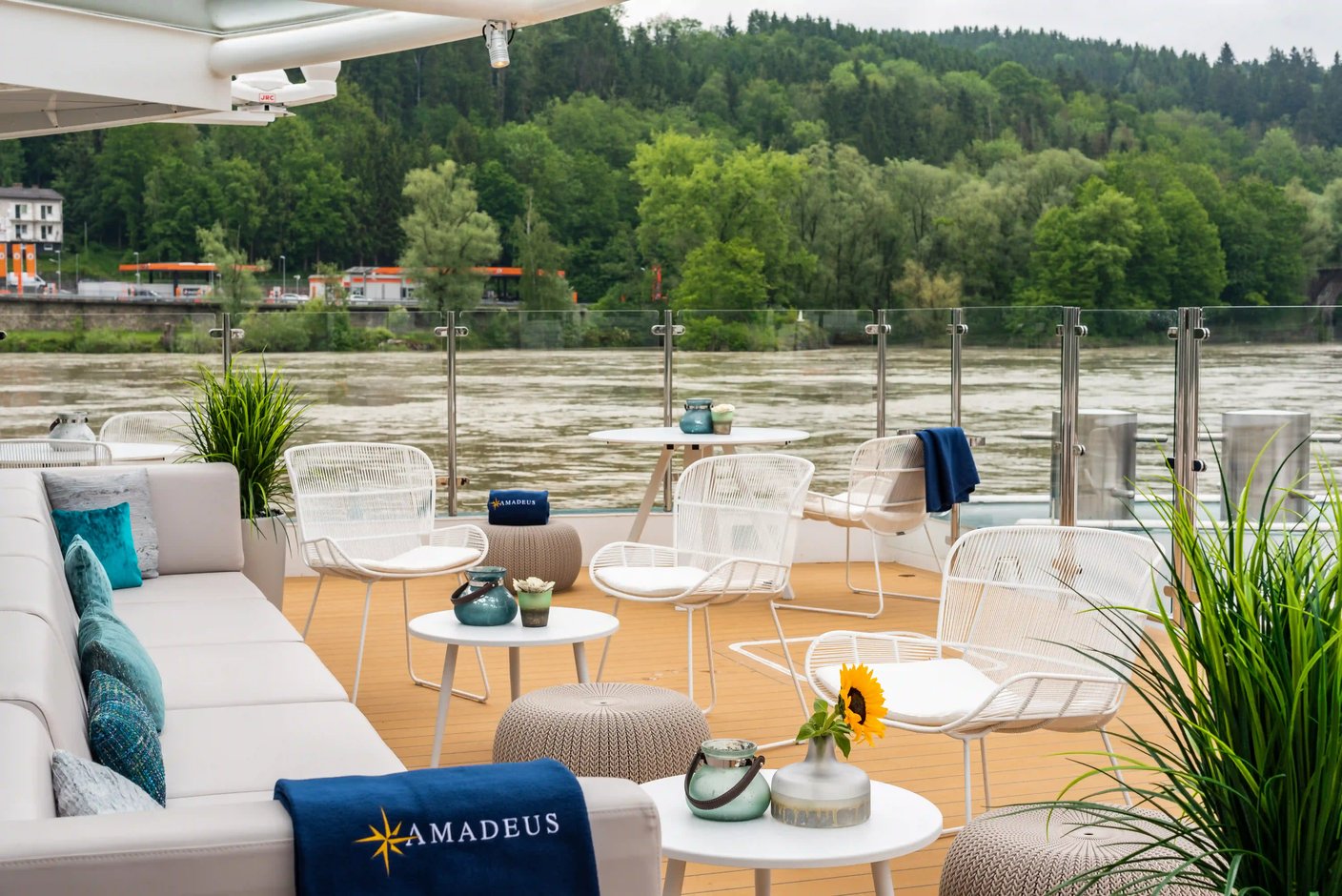 Grosszügige River Terrace an Bord des AMADEUS Star mit freiem Blick auf die Flusslandschaft