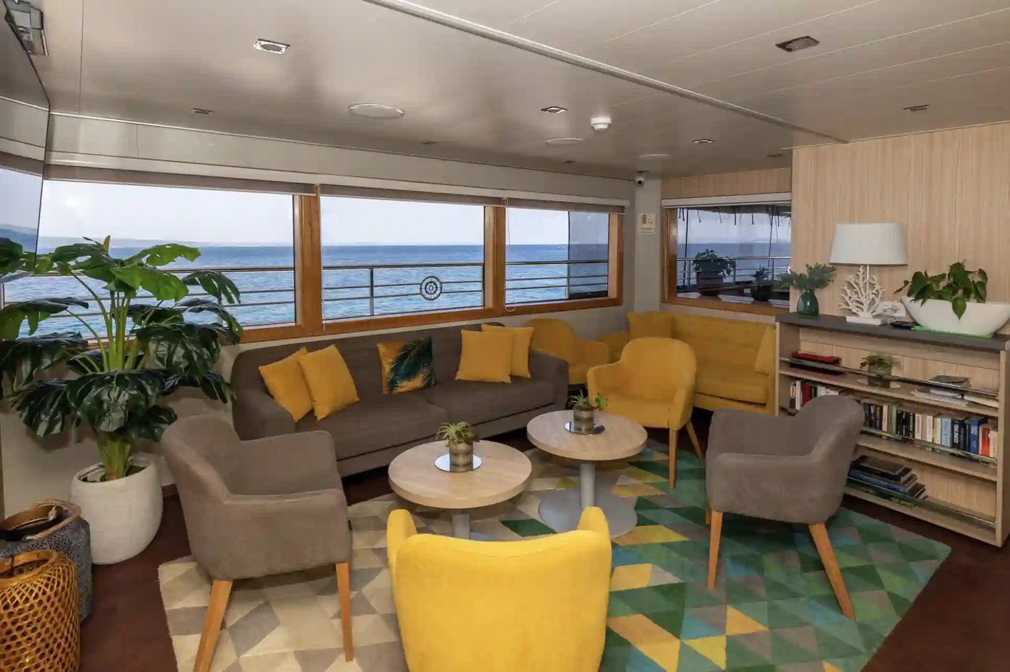 Gemütliche Lounge an Bord der MS Adriatisch mit Sitzgruppe und Meerblick