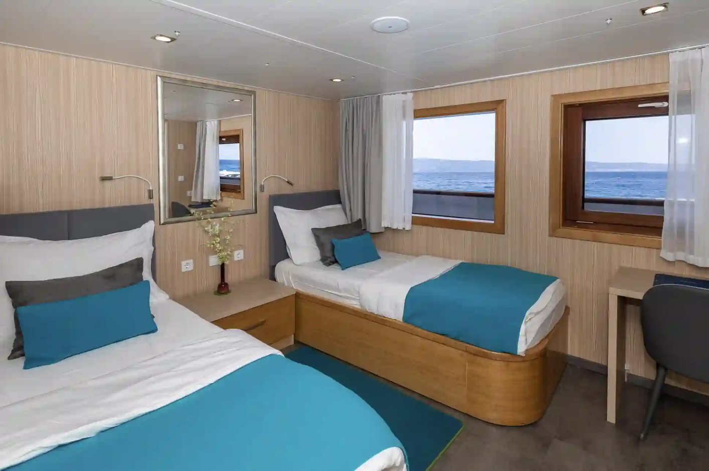 Kabine der MS Adriatisch mit zwei Einzelbetten und Fenster