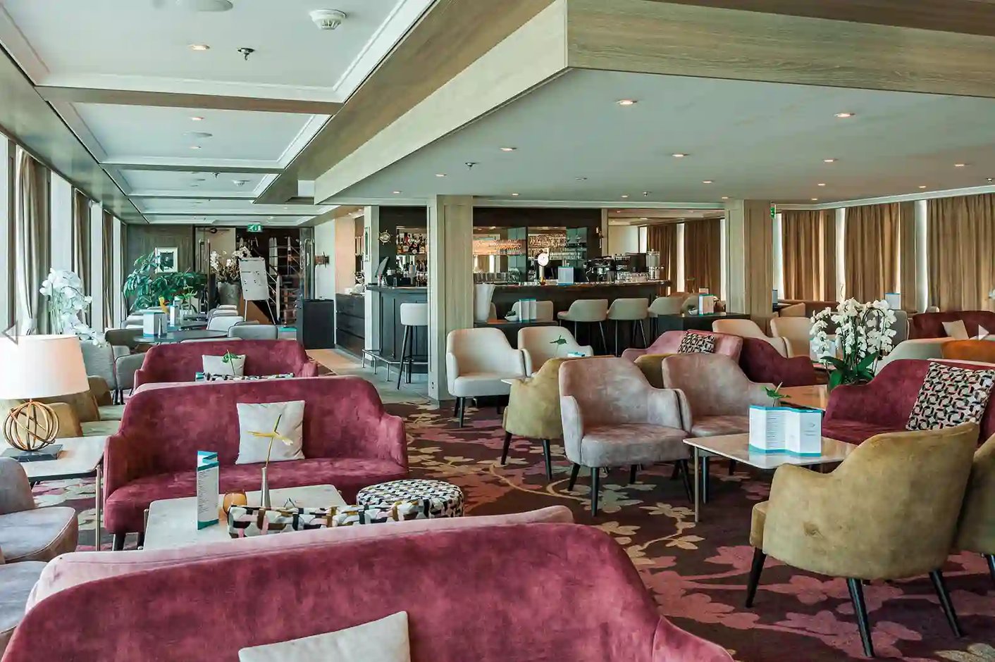 Großzügige Lounge mit Sitzgruppen und Bar