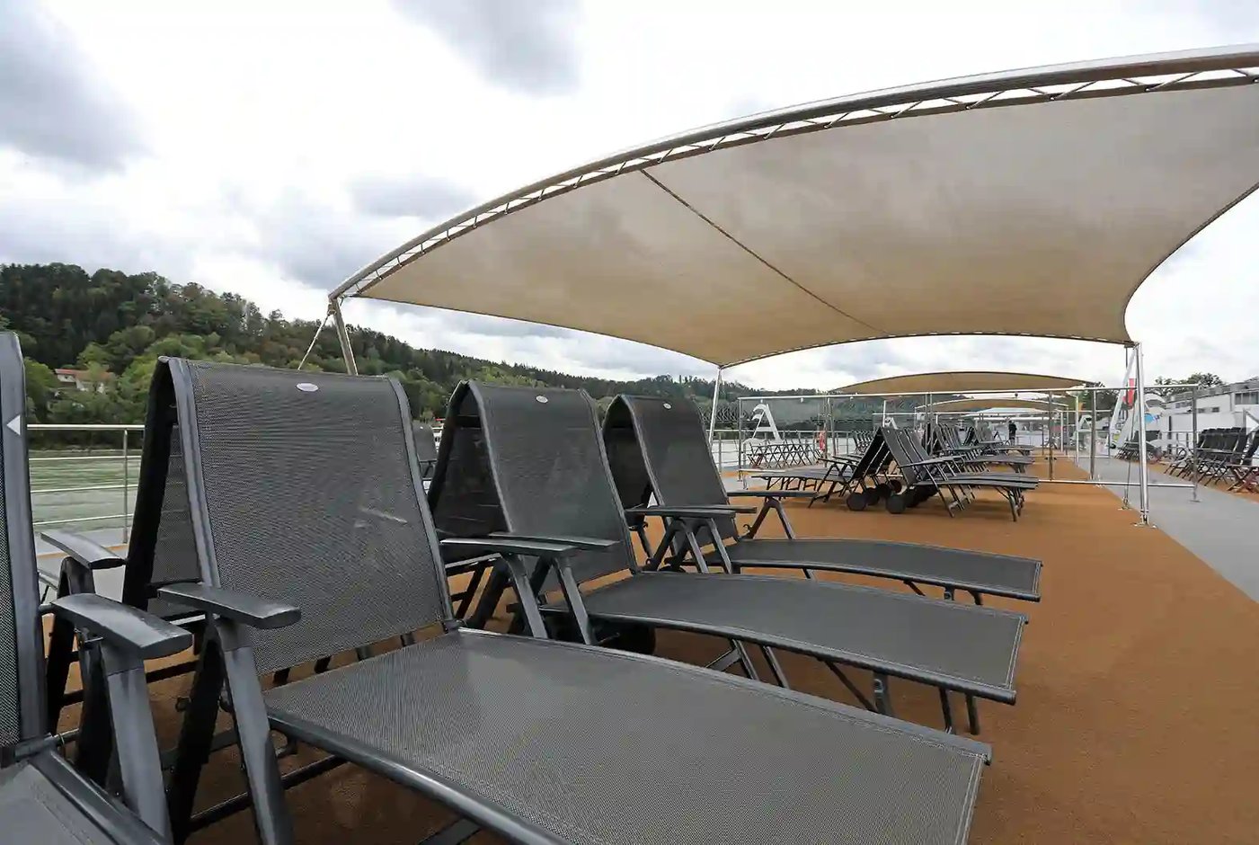 Sonnendeck mit Liegestühlen und Sonnensegeln