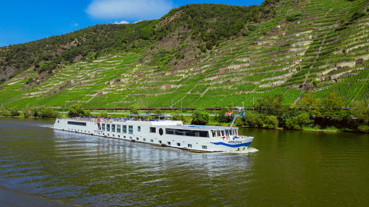 Die MS Arkona fährt entlang der malerischen Weinberge des Rheintals und verbindet komfortables Reisen mit beeindruckenden Landschaften und entspannten Ausblicken auf die Flussregion