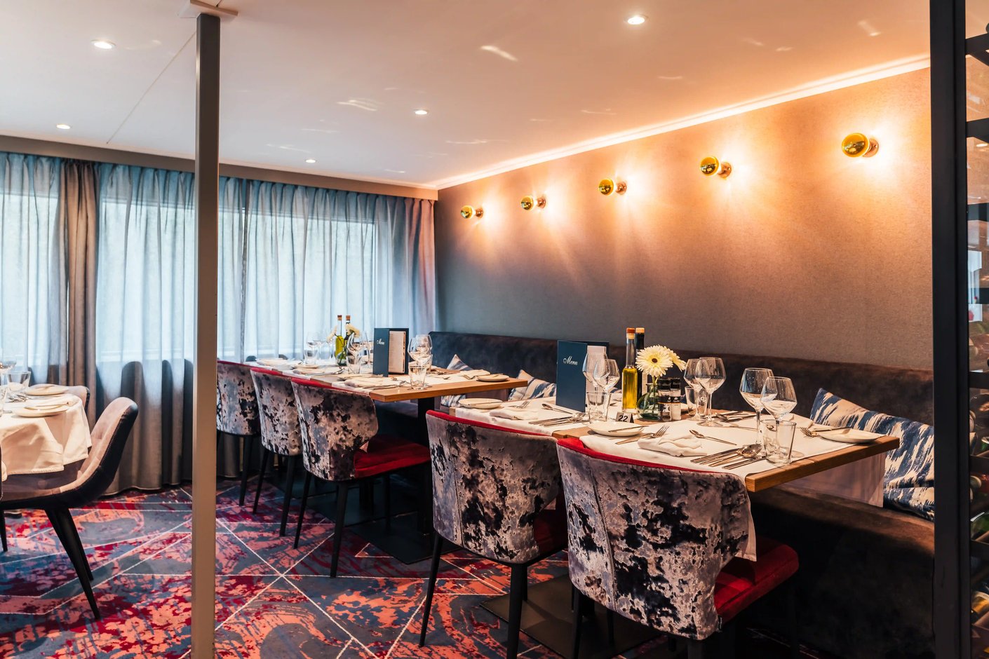 Das Panorama-Restaurant der MS Arkona verwöhnt Gäste mit kulinarischen Spezialitäten und einem stilvollen Ambiente mit Aussicht auf den Rhein