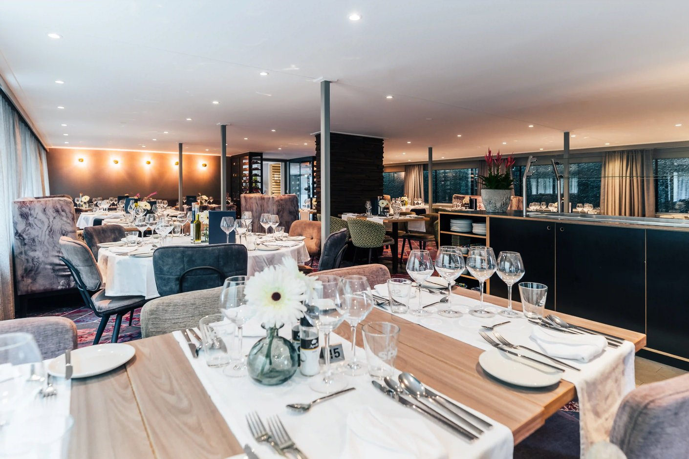 Das Panorama-Restaurant der MS Arkona verwöhnt Gäste mit kulinarischen Spezialitäten und einem stilvollen Ambiente mit Aussicht auf den Rhein