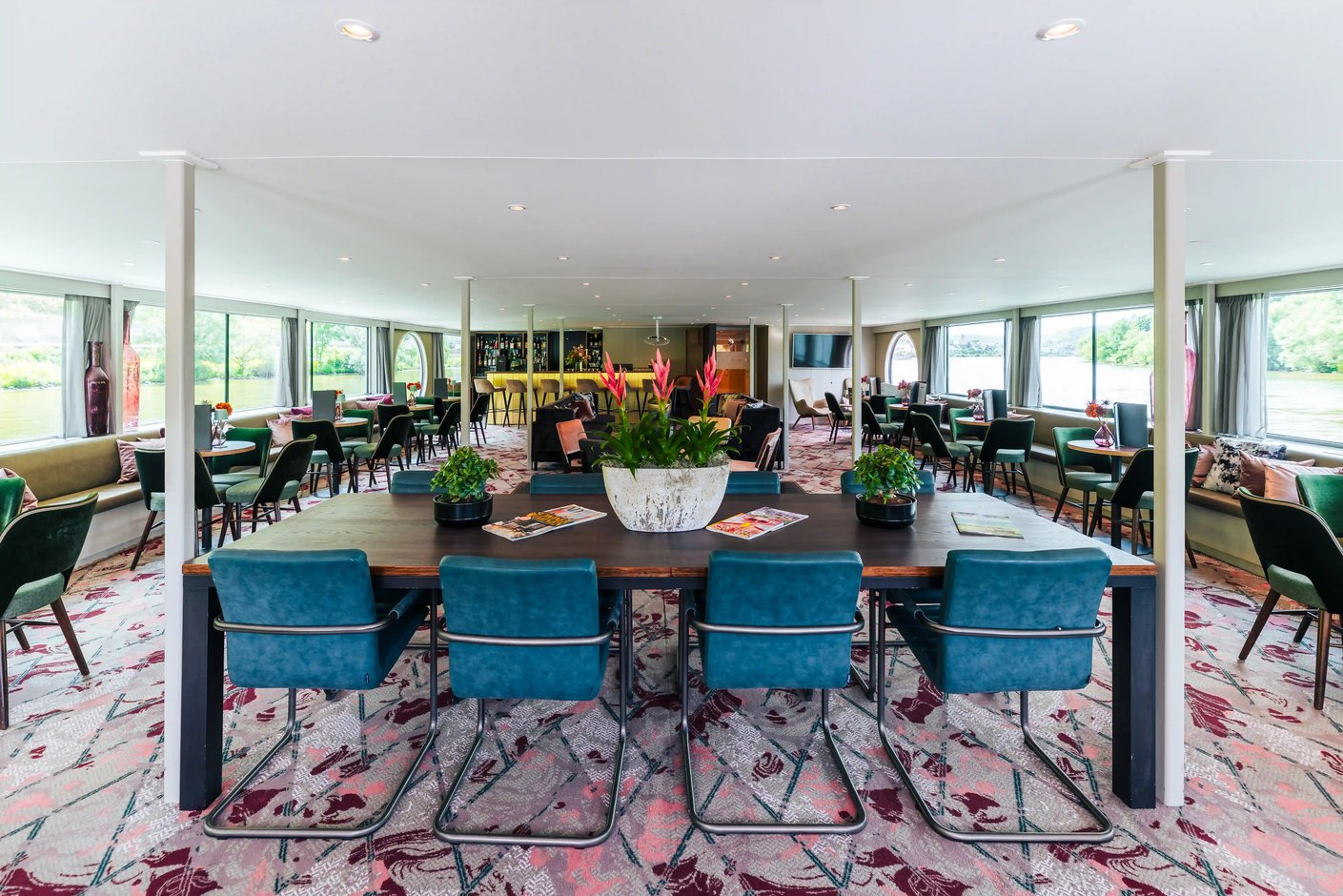 Die großzügige Panorama-Lounge der MS Arkona bietet viel Platz zum Entspannen und beeindruckende Ausblicke auf die vorbeiziehenden Landschaften