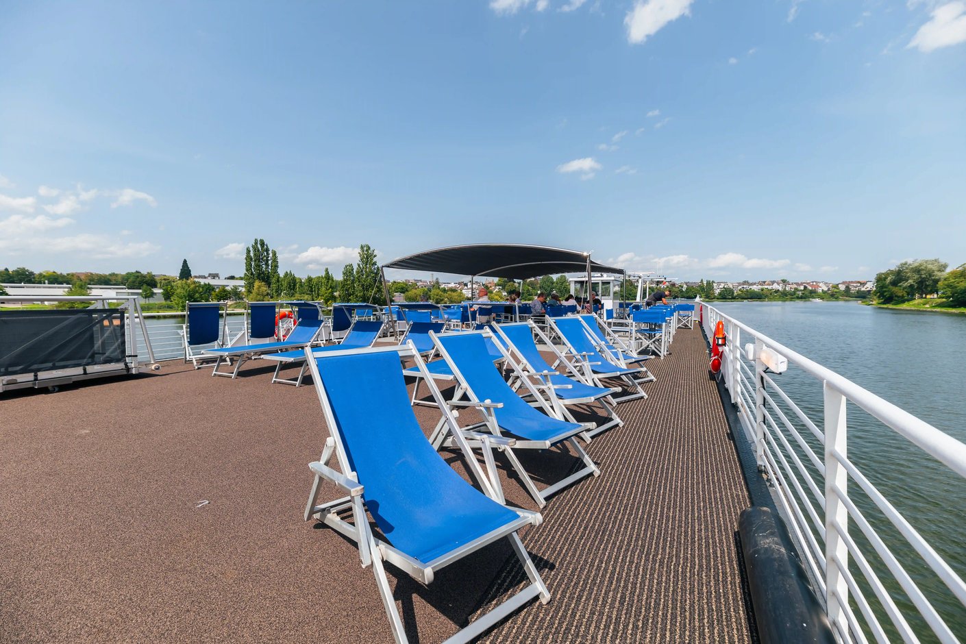 Entspannen Sie auf dem Sonnendeck der MS Arkona und geniessen Sie die Aussicht auf Flussufer, Städte und Weinregionen entlang der Route