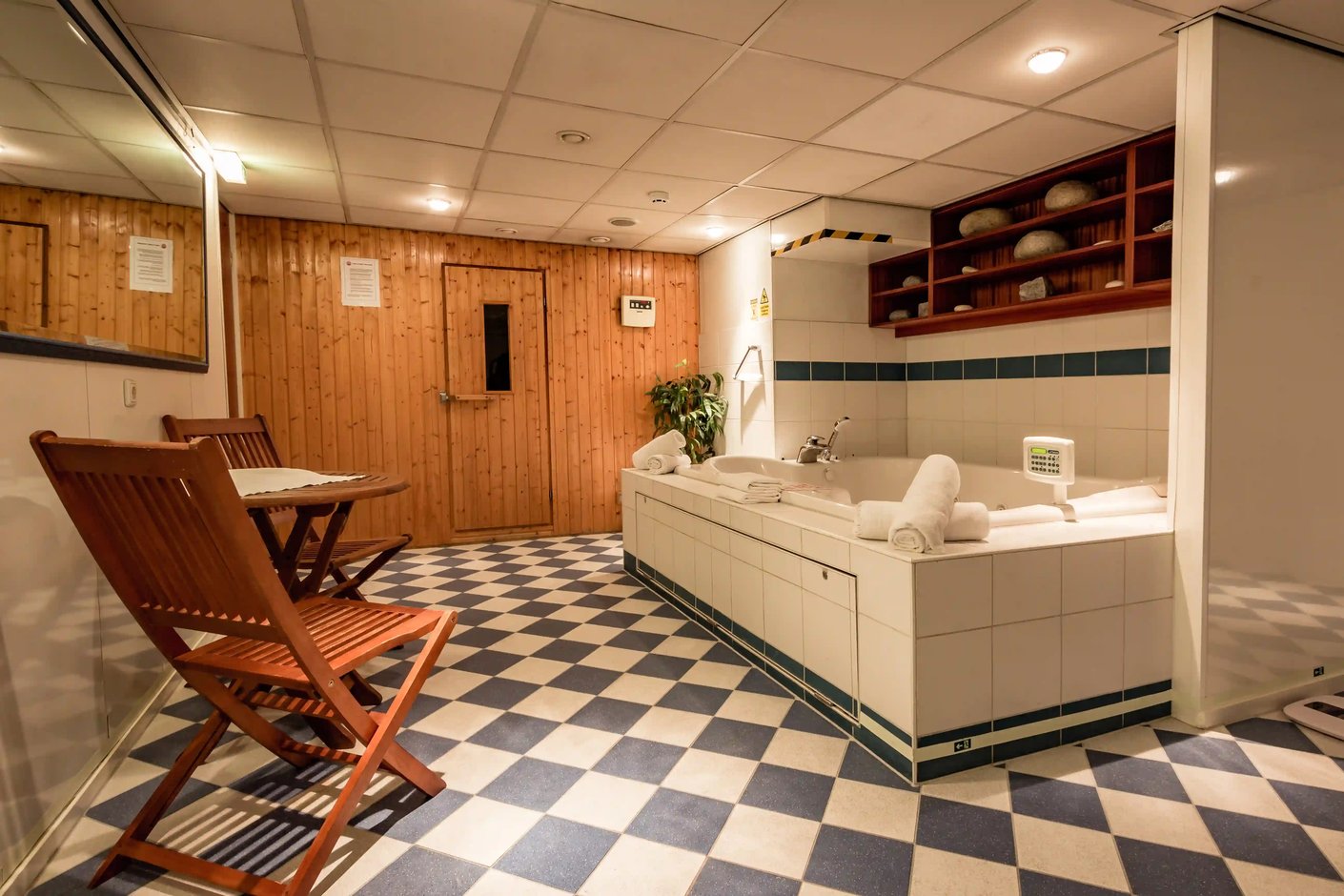 Espace bien-être avec bain à remous et zone de détente