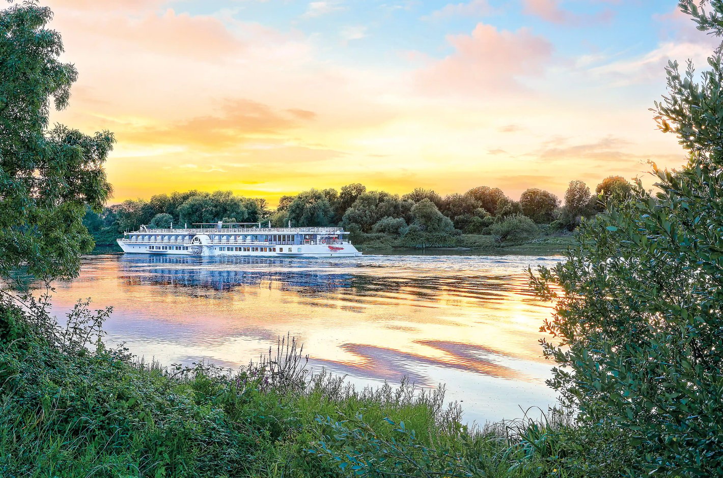 MS Loire Princesse en croisière fluviale au coucher du soleil sur la Loire en France