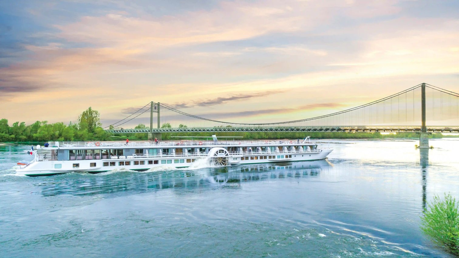 Le MS Loire Princesse naviguant sur la Loire dans un paysage naturel enchanteur