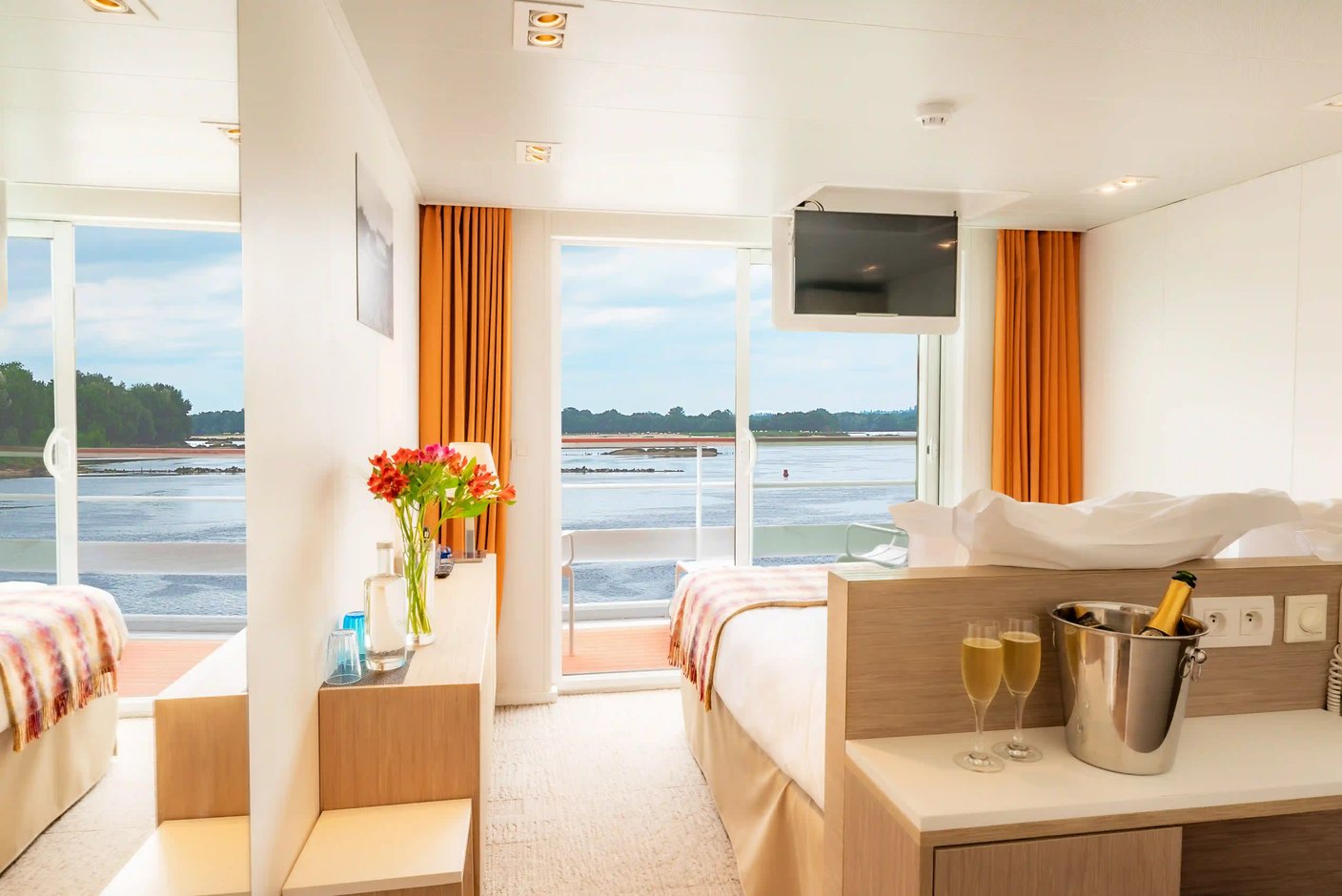 Cabine extérieure confortable du MS Loire Princesse avec balcon à la française et vue sur le fleuve