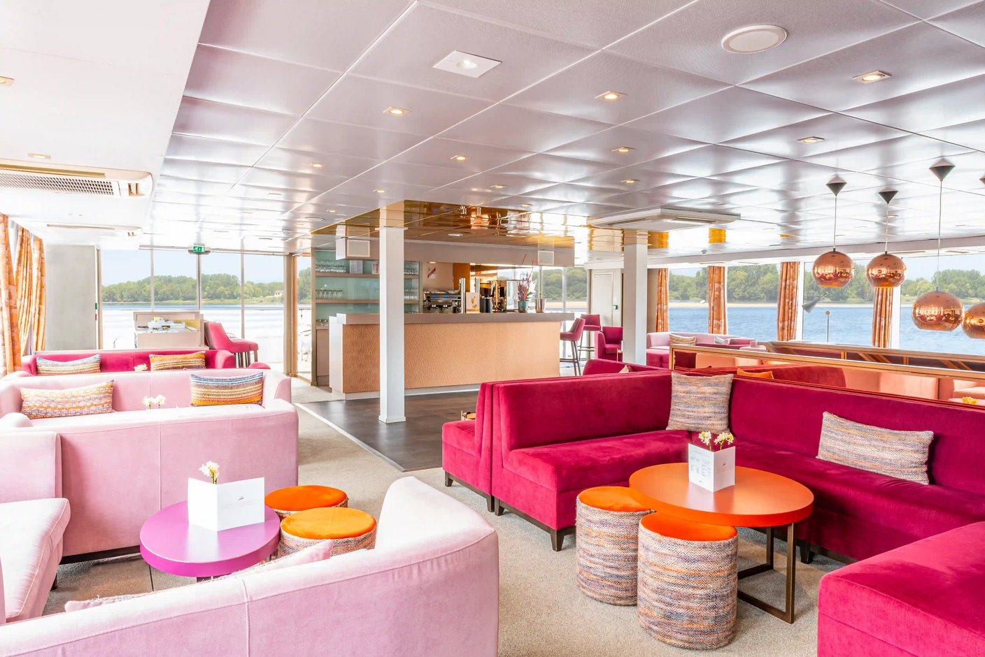 Salon panoramique moderne du MS Loire Princesse avec vue exceptionnelle sur les paysages ligériens