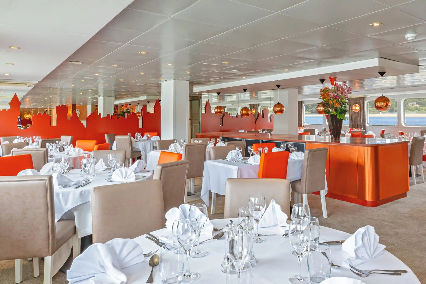 Salle à manger raffinée du MS Loire Princesse au design contemporain et chaleureuxCabine extérieure confortable du MS Loire Princesse avec balcon à la française et vue sur le fleuve