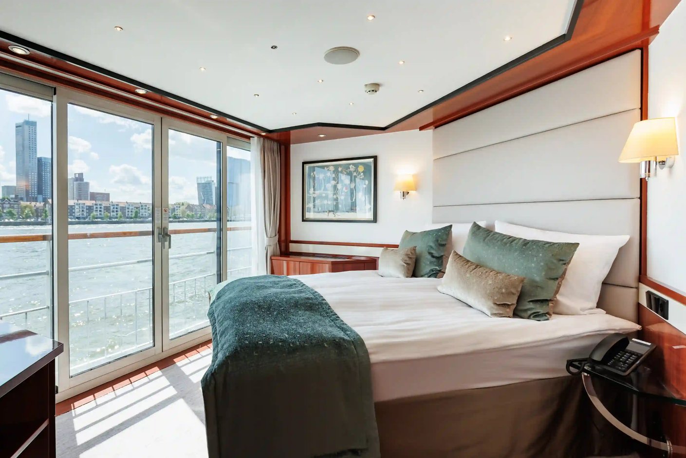 Komfortable Kabine mit Doppelbett, bodentiefen Fenstern und französischem Balkon mit Flussblick.