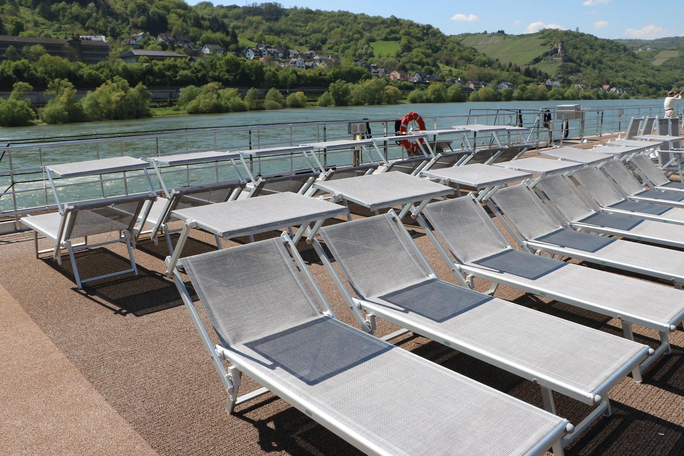 Grand pont soleil équipé de chaises longues et de tables, idéal pour admirer les paysages au fil de l’eau