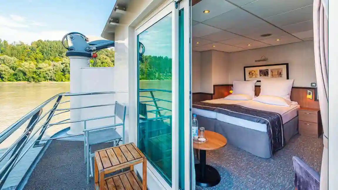 Cabine avec balcon du MS Serenade 2 offrant un espace extérieur privé et une vue directe sur les paysages fluviaux